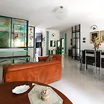 Guesthost - Spacious In *