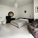 Guesthost - Spacious In Ματέρα