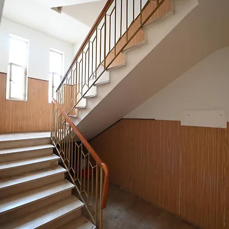 Guesthost - Spacious In Apartmán