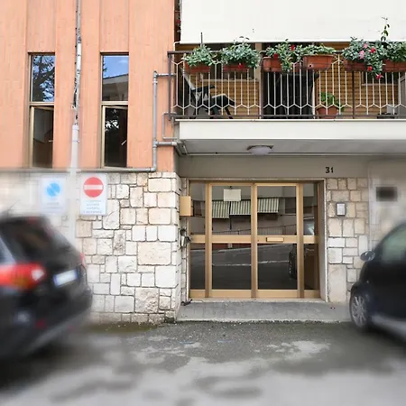 Guesthost - Spacious In Apartmán Matera