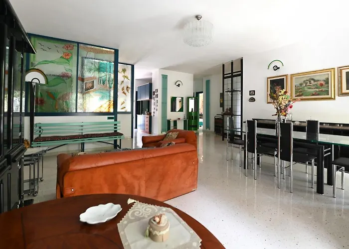 Guesthost - Spacious In *